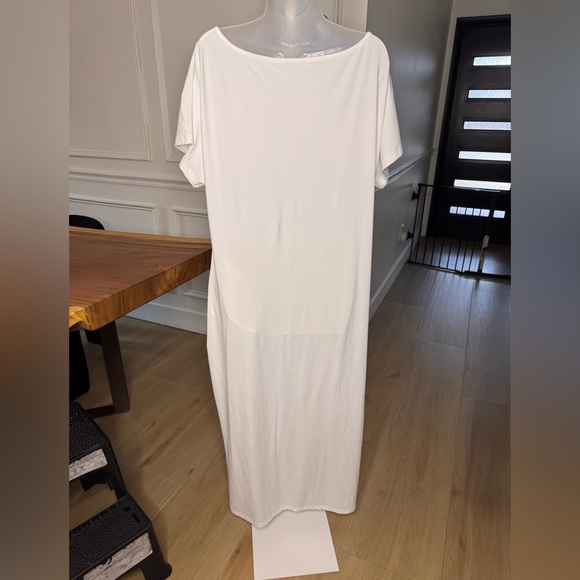 Elegant White Off-Shoulder Dress - Picture 11 of 16